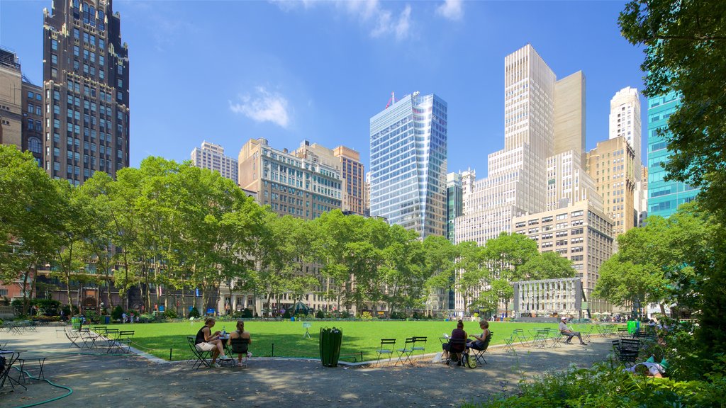 Bryant Park que incluye un edificio alto, jardín y una ciudad