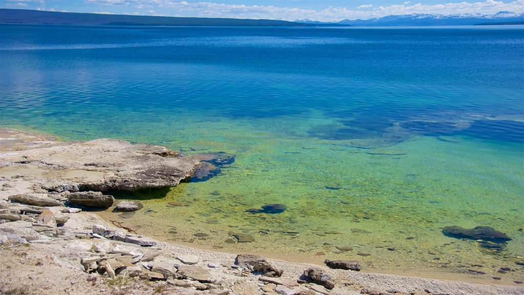 West Thumb johon kuuluu karu rannikko ja yleiset rantanäkymät