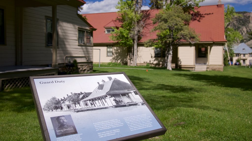 Quartiere storico Fort Yellowstone mostrando oggetti d\'epoca, parco e segnaletica