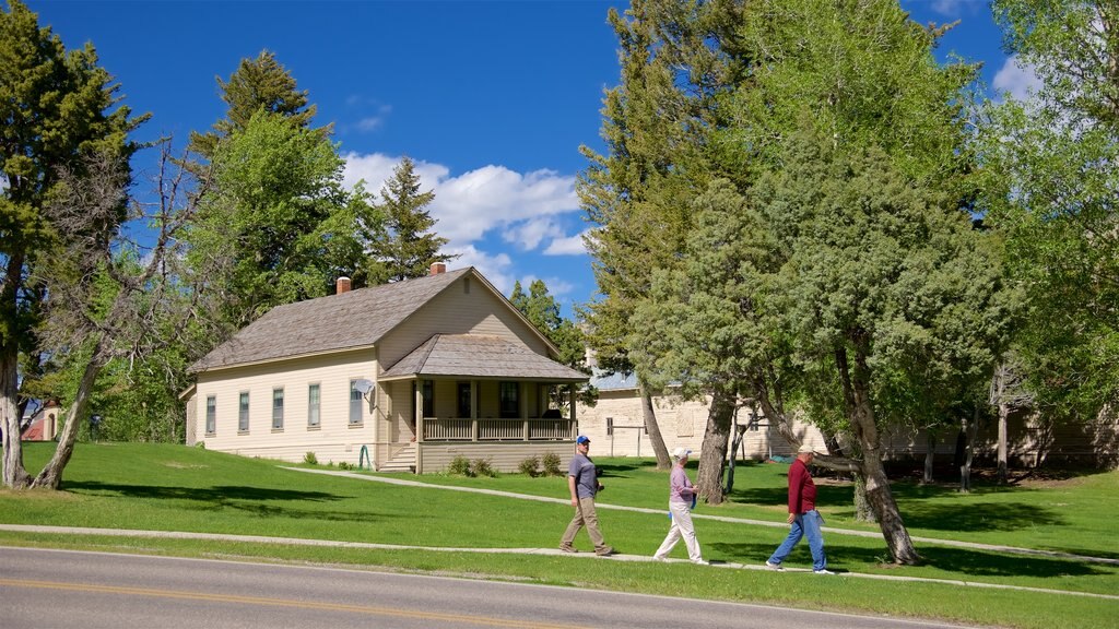 Fort Yellowstone Historic District inclusief historisch erfgoed en ook een klein groepje mensen