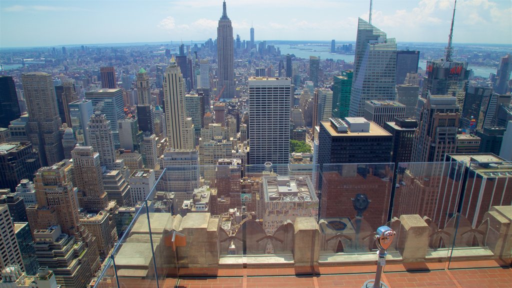 Plataforma de observación Top of the Rock ofreciendo vista, un rascacielos y una ciudad