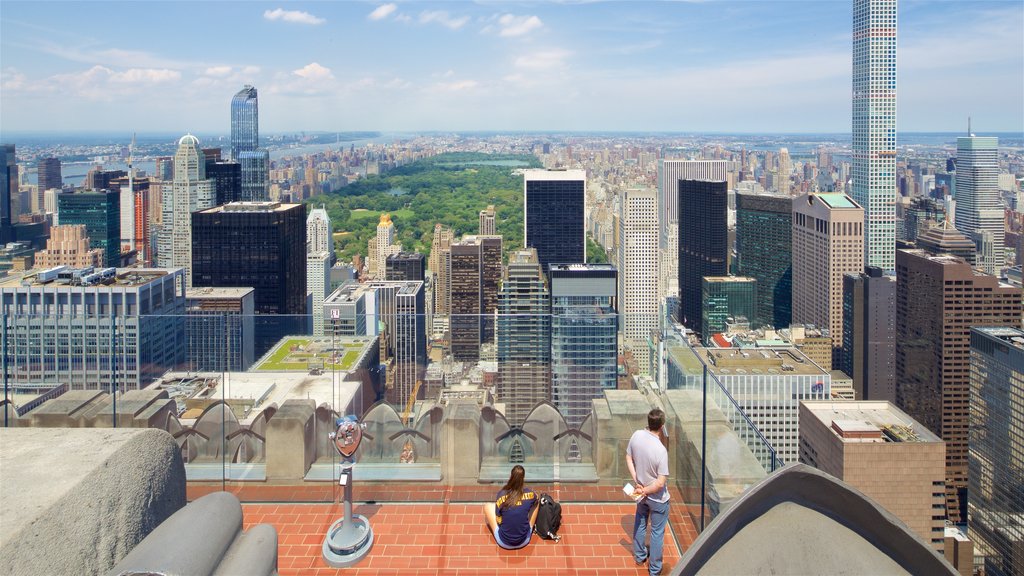 Top of the Rock Observation Deck som visar en skyskrapa, en park och en stad