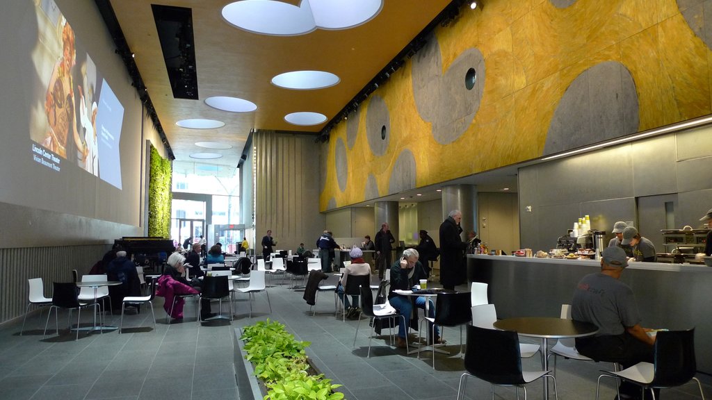 Lincoln Center for the Performing Arts que incluye restaurantes y vista interna