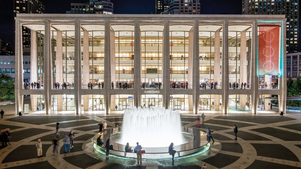 Lincoln Center for the Performing Arts som omfatter en plads eller et torv, natteliv og et springvand