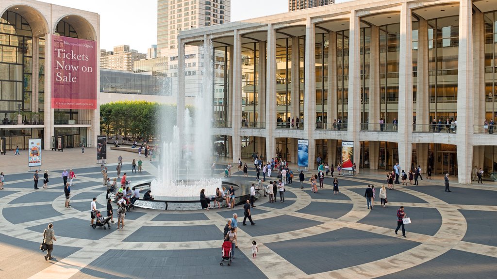 Lincoln Center for the Performing Arts mostrando uma praça ou plaza, uma cidade e uma fonte