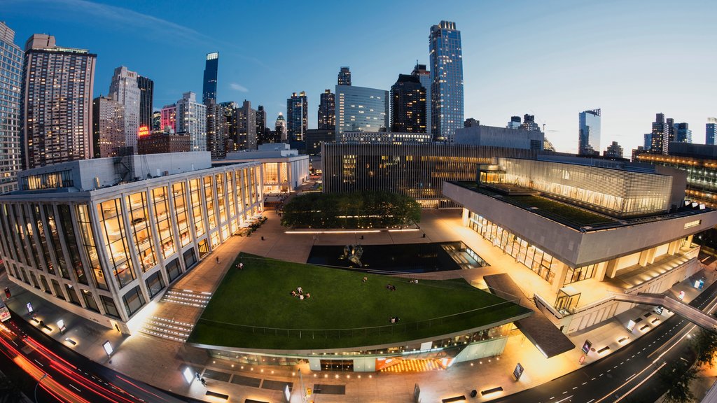 Lincoln Center for the Performing Arts que inclui uma cidade e cenas noturnas