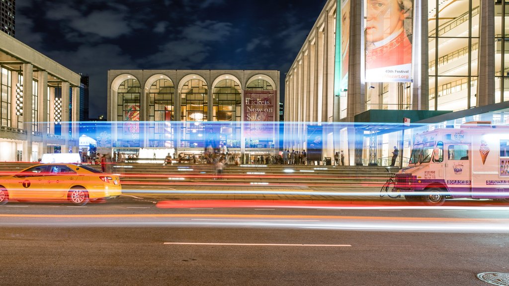 Lincoln Center for the Performing Arts mostrando cenas noturnas e elementos de patrimônio