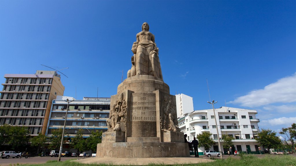 Maputo mostrando una estatua o escultura