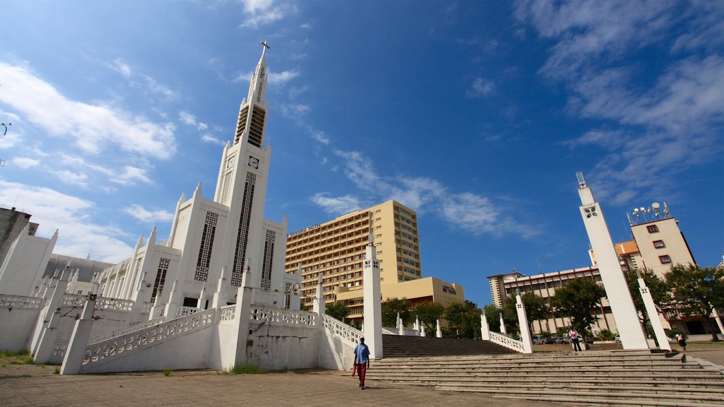 Maputo menampilkan gereja atau katedral, objek warisan dan alun-alun