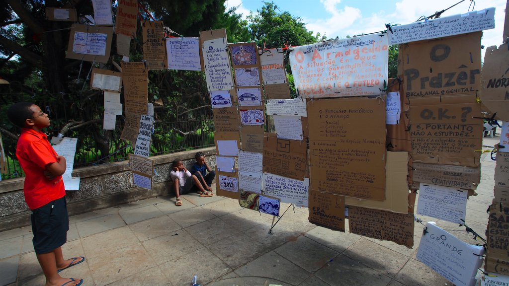 Maputo featuring signage as well as children