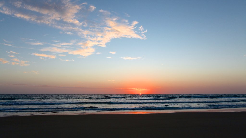 Praia do Tofo mostrando paisagens litorâneas, um pôr do sol e uma praia de areia