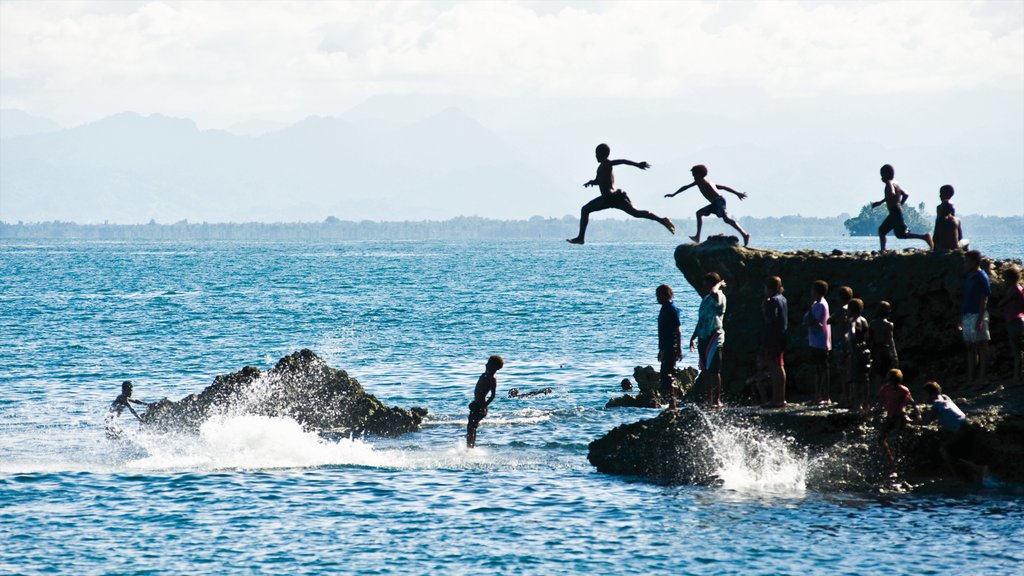 Madang caracterizando paisagens litorâneas, natação e litoral acidentado