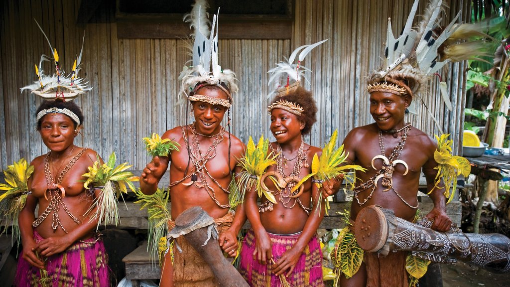 Madang que incluye cultura indígena y también un pequeño grupo de personas