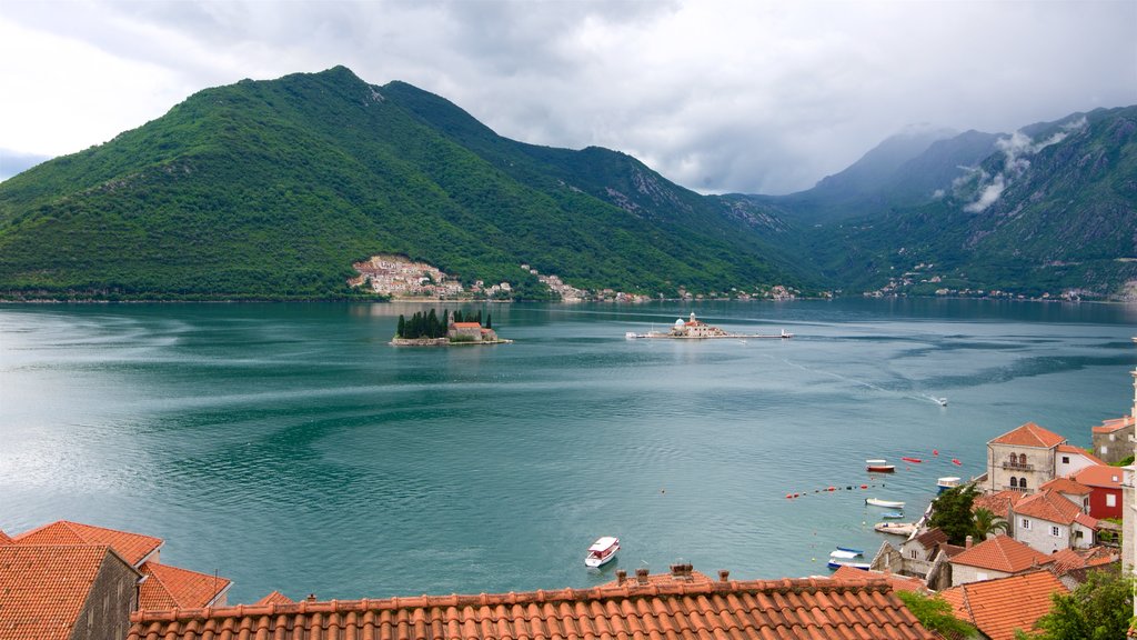 Kotor ofreciendo una ciudad costera, vistas generales de la costa y montañas