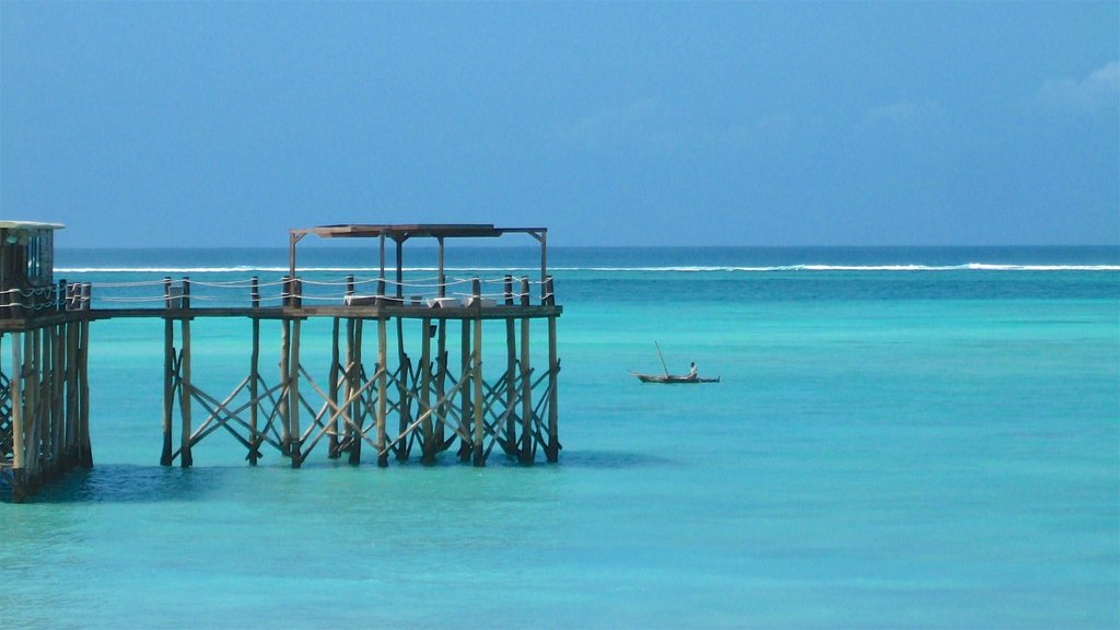 Strand von Nungwi welches beinhaltet allgemeine Küstenansicht und Kajak- oder Kanufahren