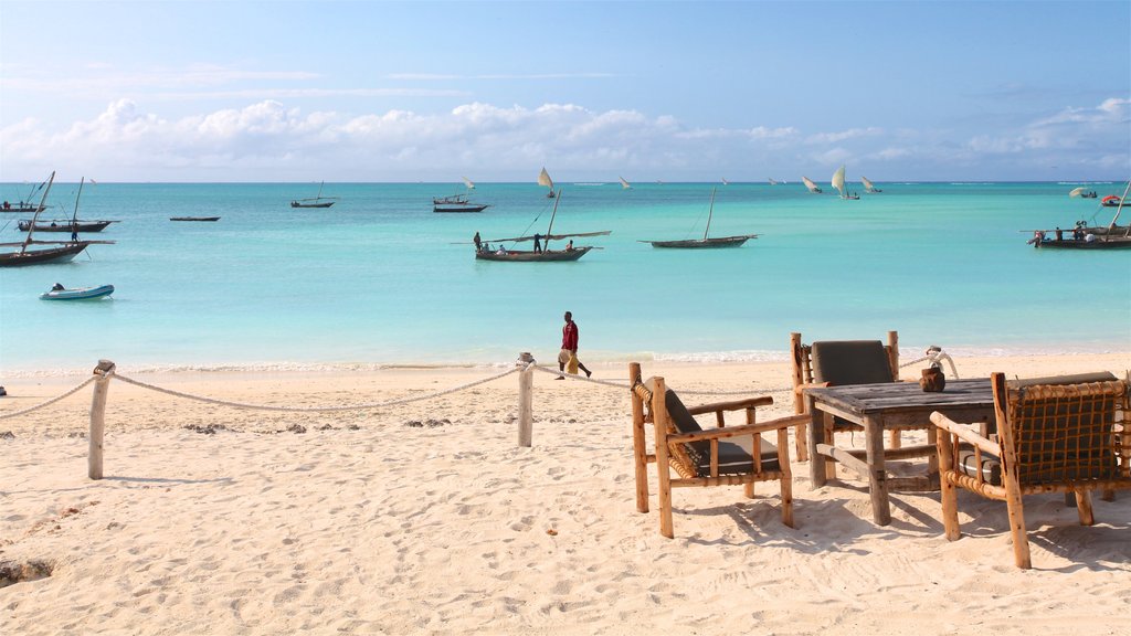 Praia Nungwi que inclui uma praia de areia, uma baía ou porto e jantar ao ar livre