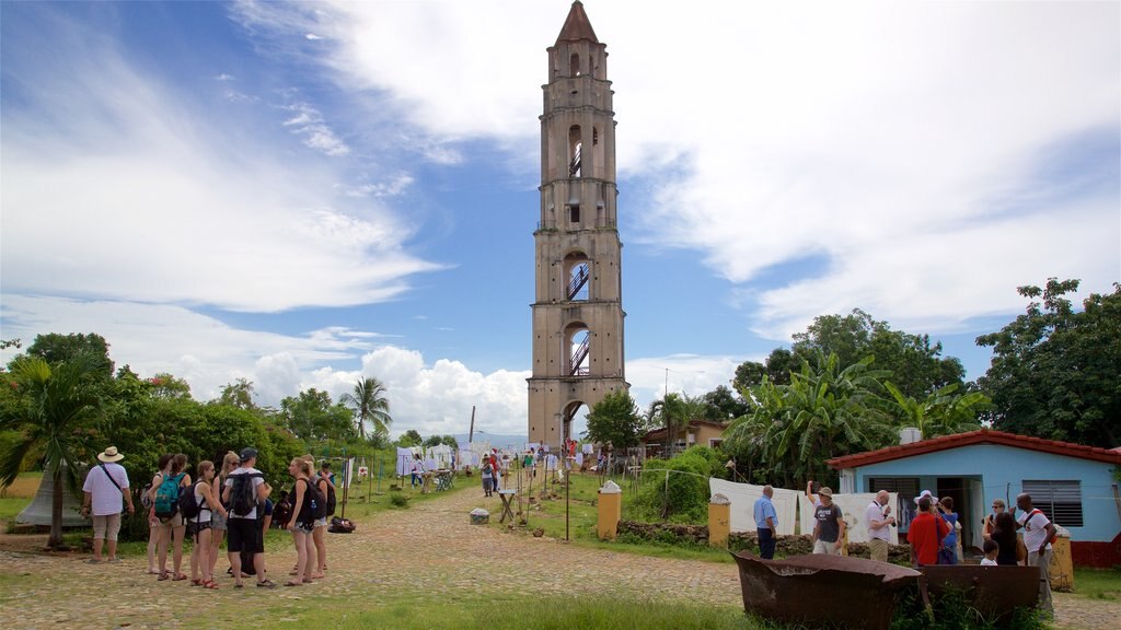 Manaca Iznaga mostrando un pueblo y vistas de la ciudad y también un grupo pequeño de personas