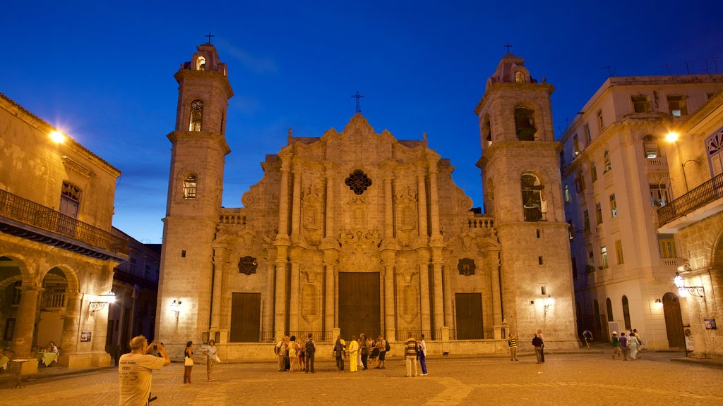 Havana que incluye patrimonio de arquitectura, una iglesia o catedral y escenas nocturnas