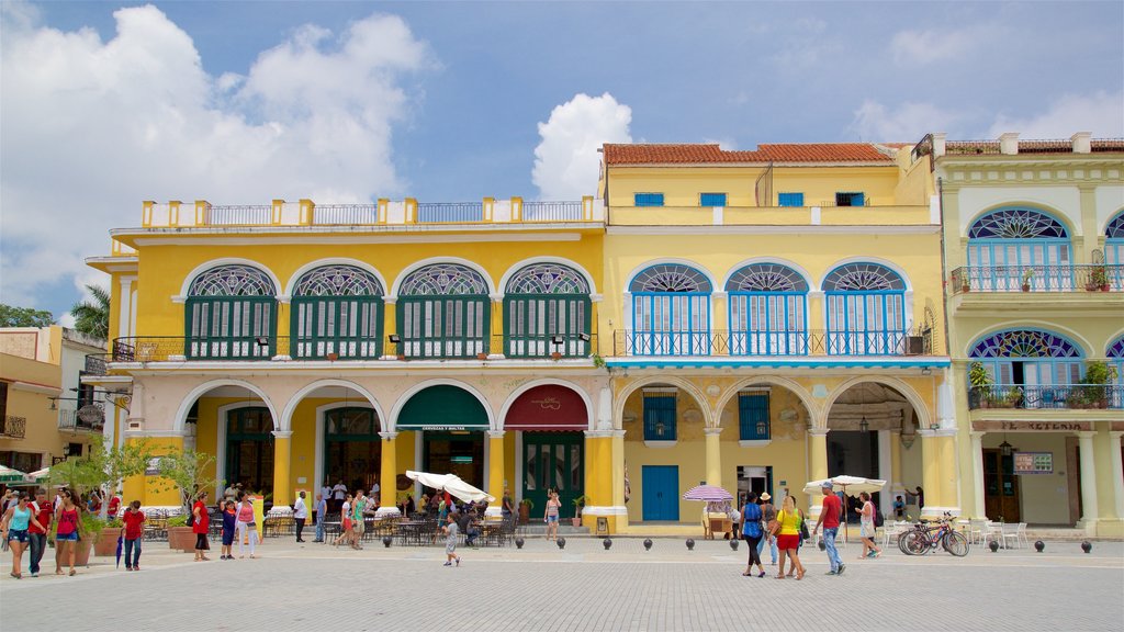 Plaza Vieja ofreciendo una plaza