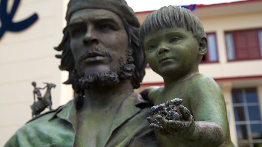 Santa Clara ofreciendo una estatua o escultura