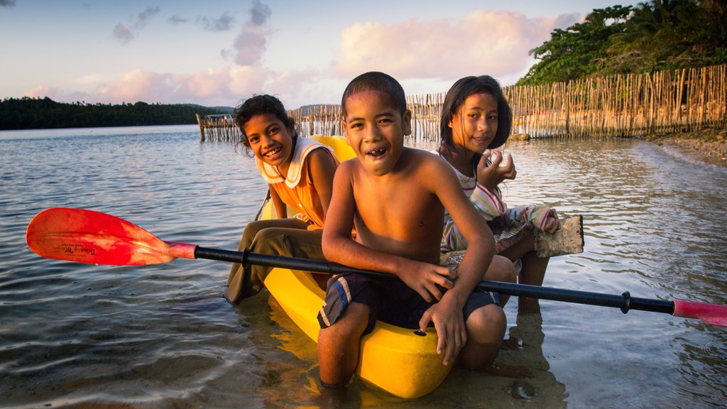 Tonga mostrando um pôr do sol, paisagens litorâneas e caiaque ou canoagem