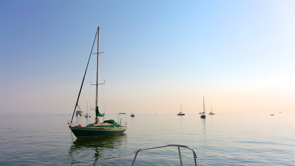 Walvis Bay bevat algemene kustgezichten, een zonsondergang en varen