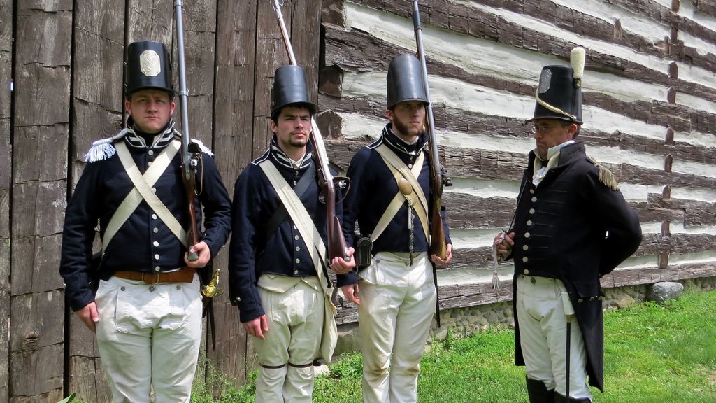 Fort Wayne som viser militærelementer og performance-kunst i tillegg til en liten gruppe med mennesker