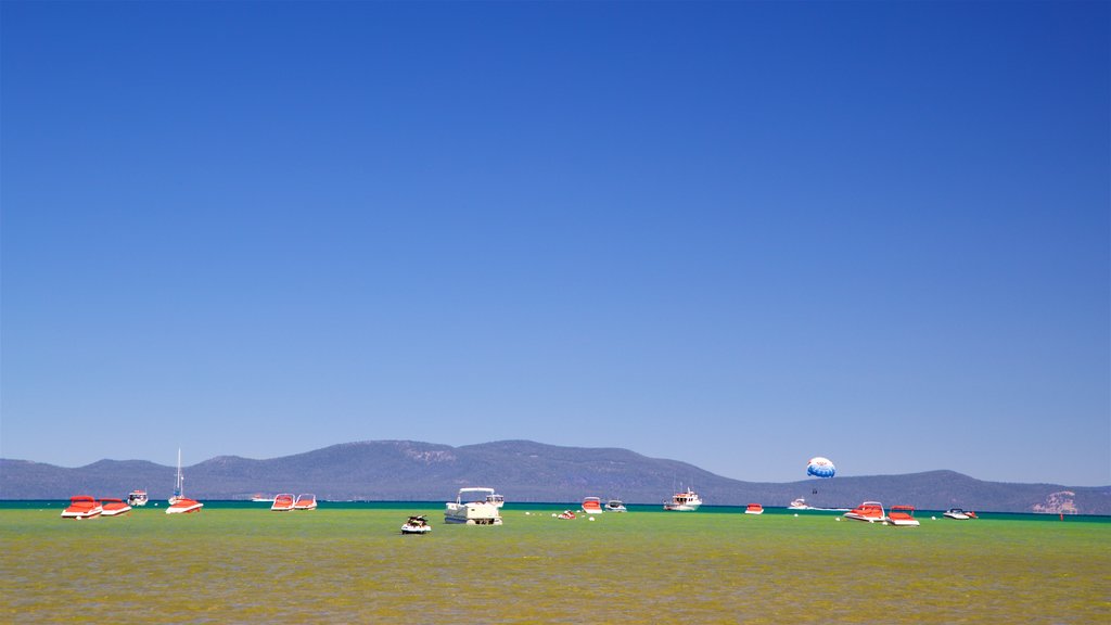 Södra Lake Tahoe som inkluderar kustutsikter