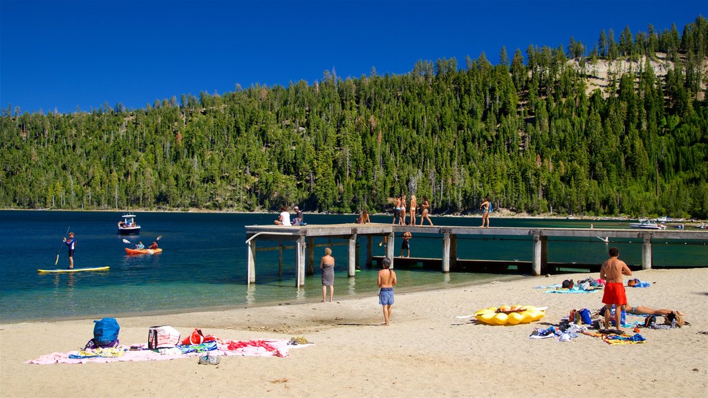 Emerald Bay State Park som viser en strand, en bugt eller havn og fredfyldte omgivelser