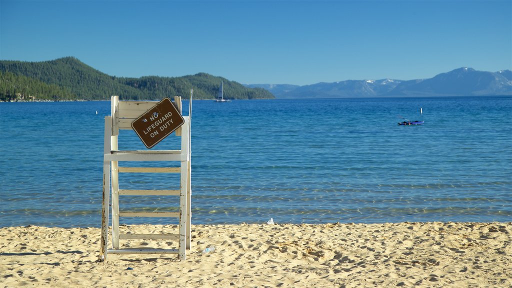 Sand Harbor som viser skilt, innsjø og sandstrand