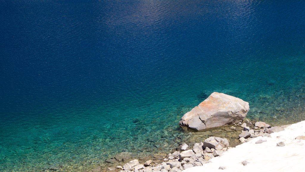 Lago Helen que incluye un lago o laguna