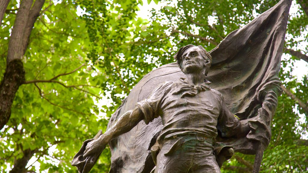 Sonoma Plaza mostrando una estatua o escultura y jardín