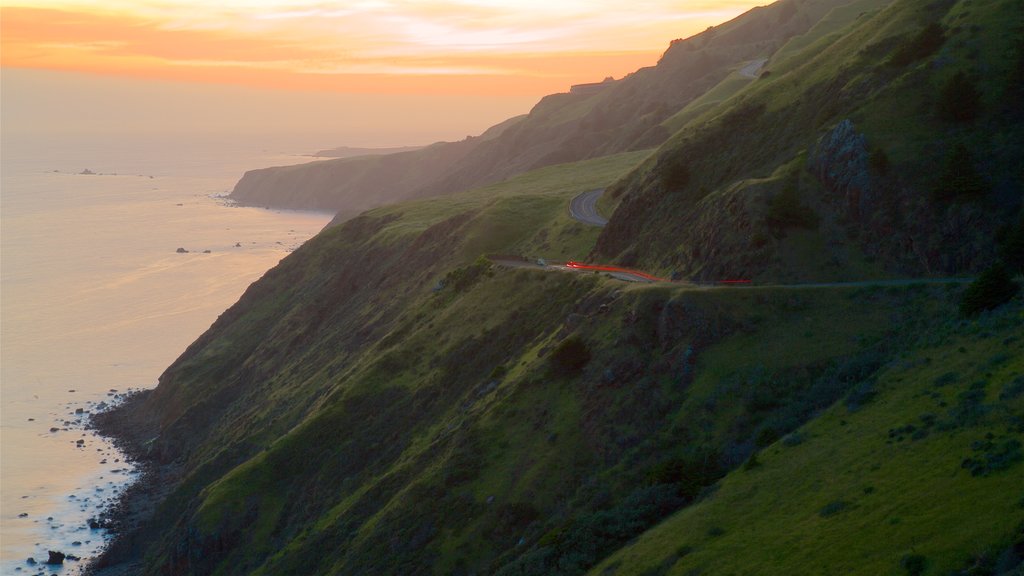 Sonoma Valley que inclui paisagens litorâneas, um pôr do sol e cenas tranquilas