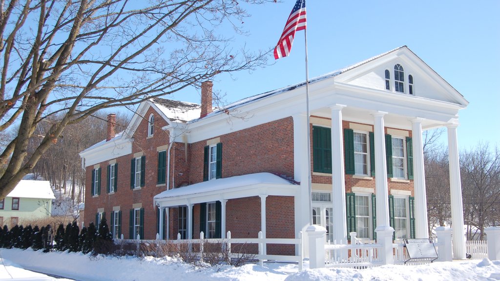 Washburne House Historic Site que incluye elementos patrimoniales y nieve