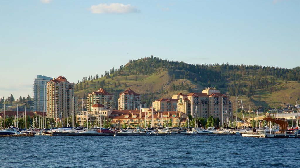 Parque de la Ciudad ofreciendo una ciudad costera, vistas generales de la costa y escenas tranquilas