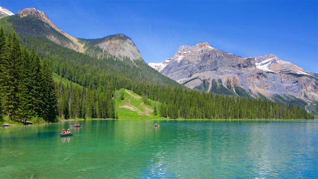 Yoho National Park mostrando montañas, escenas tranquilas y kayaks o canoas