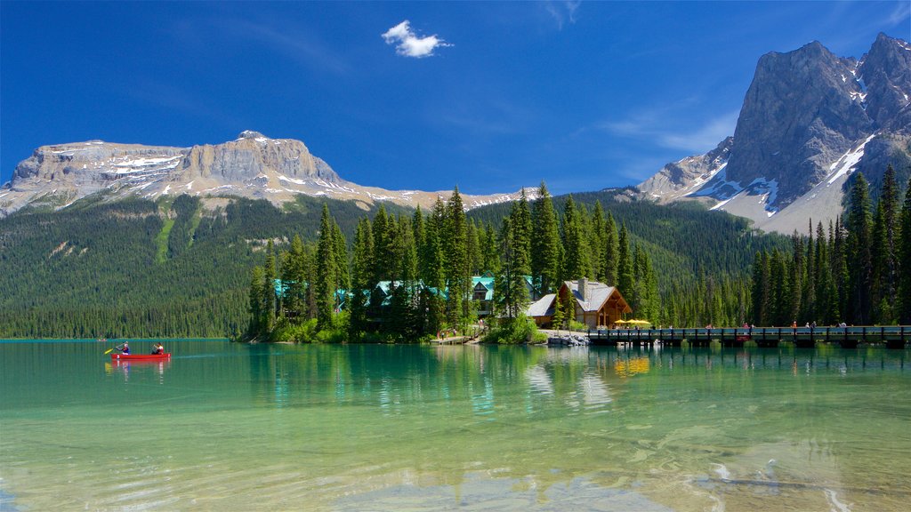 Yoho National Park mostrando kayaks o canoas, montañas y escenas tranquilas