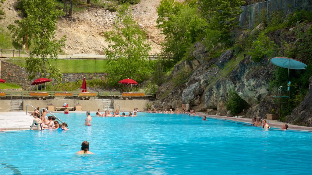 Kootenay National Park caracterizando natação e uma piscina assim como um pequeno grupo de pessoas