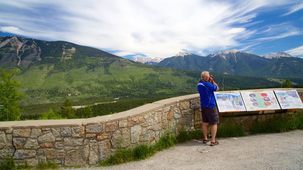 Kootenay National Park que incluye escenas tranquilas, montañas y señalización