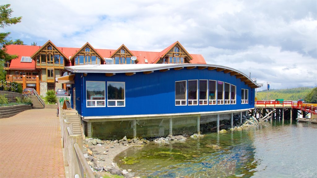 Ucluelet Aquarium que incluye un lago o espejo de agua