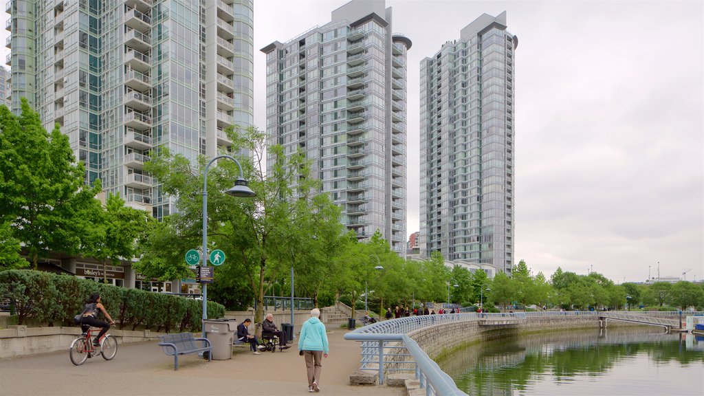 Yaletown mostrando un lago o espejo de agua y un parque