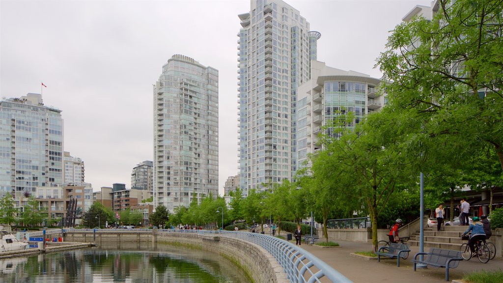 Yaletown ofreciendo un parque y un lago o espejo de agua