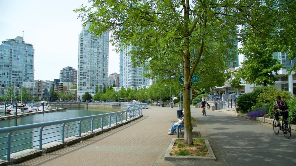 Yaletown menunjukkan pelabuhan atau dermaga dan taman