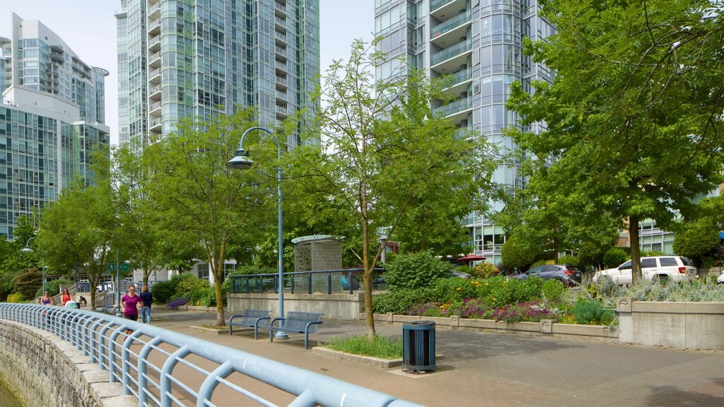 Yaletown menampilkan kebun