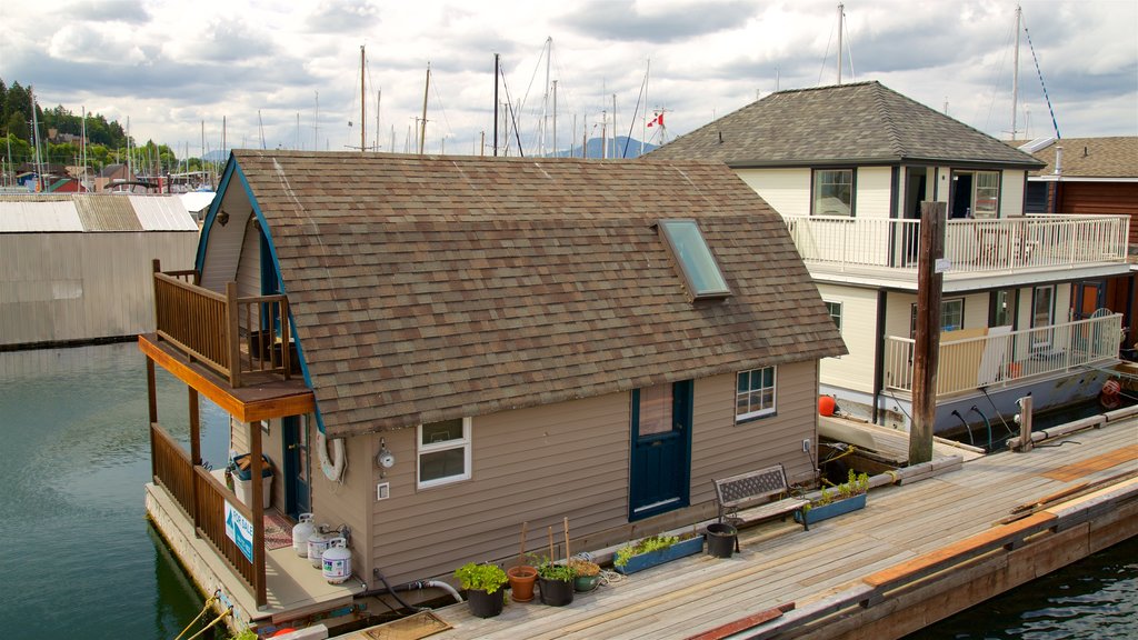 Cowichan Bay que incluye una casa y una bahía o un puerto