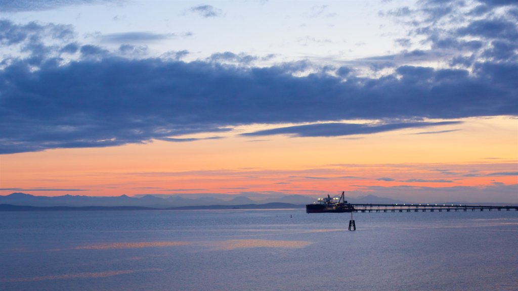 Delta que inclui paisagens litorâneas e um pôr do sol