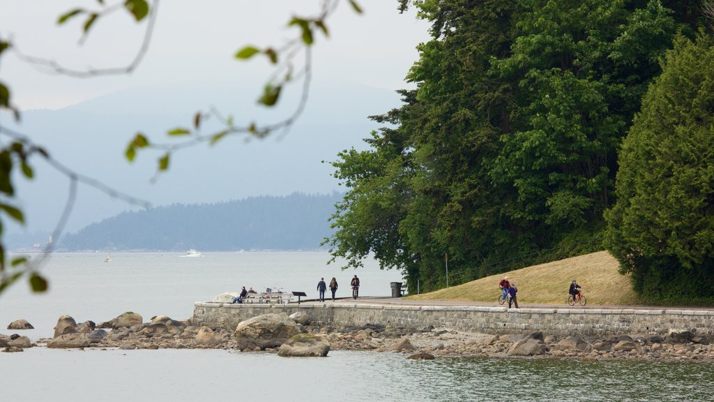 Stanley Park som omfatter klippekystlinje og udsigt over kystområde