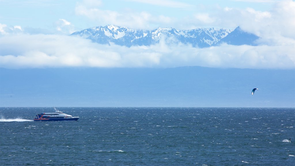 Beacon Hill Park showing mountains, general coastal views and boating