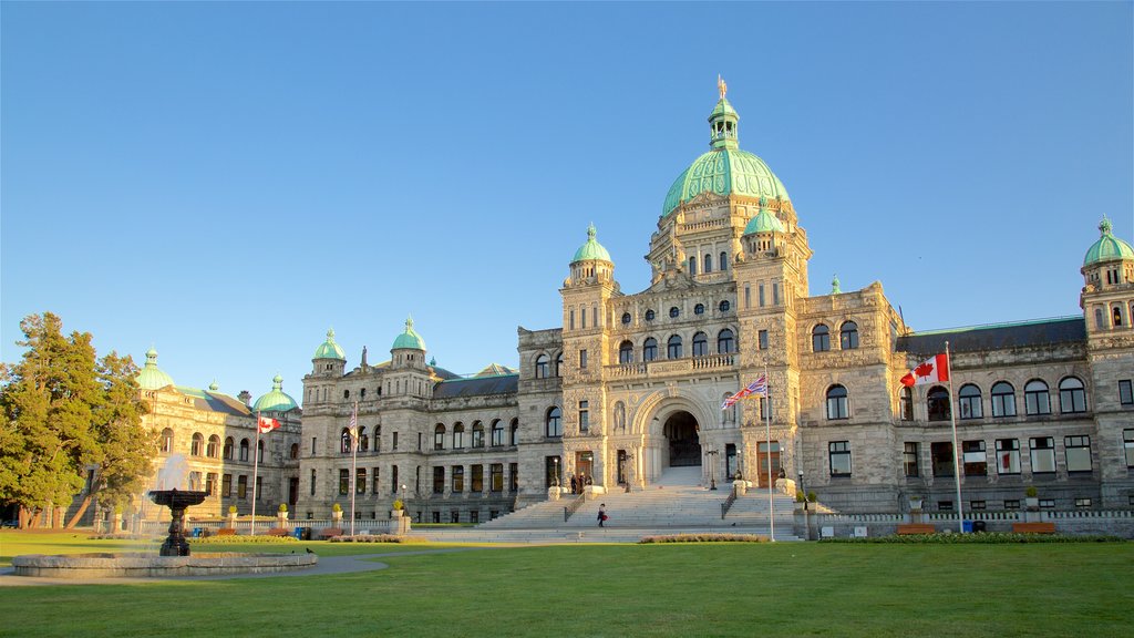 British Columbia Parliament Building which includes heritage architecture, a fountain and a park