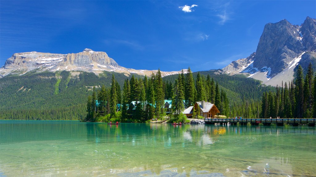 Yoho National Park que incluye un lago o espejo de agua, escenas tranquilas y una pequeña ciudad o aldea